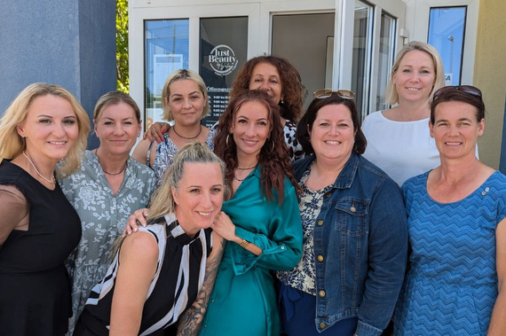 Bürgermeisterin Divoky und Sandra Hinterberger freuen sich mit dem Friseurinnenteam und neuer- sowie alter Chefin über den Generationswechsels des Salons