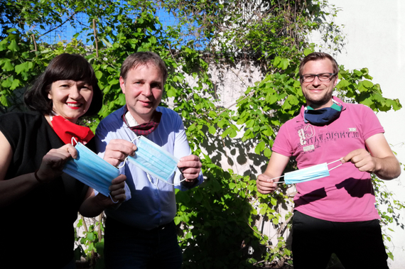 GR*in Karin Blum, Bgm. Andi Babler, Schulstadtrat Clemens Zinnbauer mit Schutzmasken für Bildungseinrichtungen.