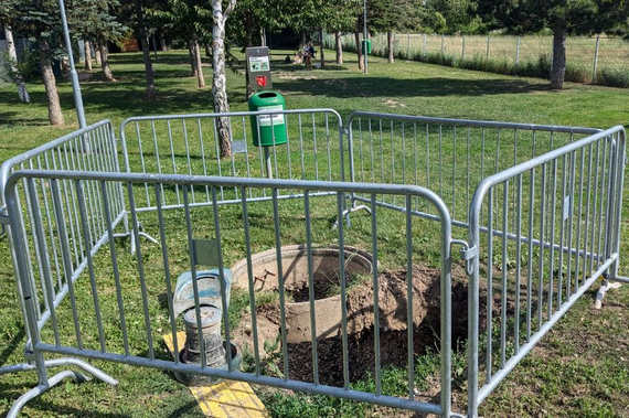 Defekter Hydrant in der Hundeauslaufzone zu Sicherheit der Tiere und Menschen eingezäunt.