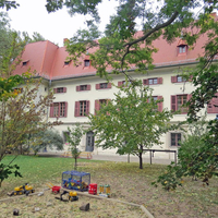 Kindergarten Tribuswinkel Schloss, das Gebäude vom Garten aus..