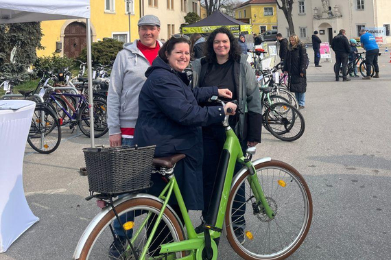 Sabrina Divoky mit Gatte Peter und Gemeinderätin und Organisatorin Julia Gurnhofer auf der Radbörse
