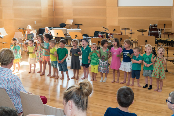 Eine Kindergruppe beim Musikschulabschlusskonzert.