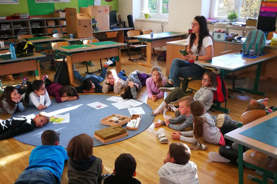 Anja Adelmann mit den Schüler*innen der VS Möllersdorf.