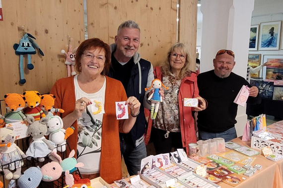 Alle Zeigen Kunstwerke in den Händen
