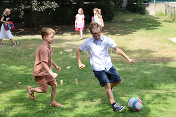 zwei Jungen spielen Fußball