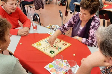 Besucherinnen des Aktiv Cafe beim Mensch-ärgere-dich-nicht-Turnier