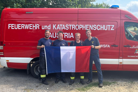 4 Feuerwehrmänner aus NÖ halten eine Frankreichflagge