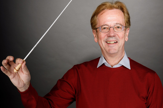 Herr Johannes Herbst hält einen Dirigentenstab