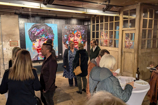 Besucher:innen im Ausstellungsraum