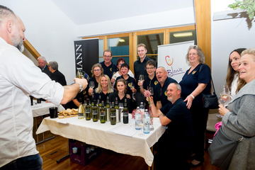 Das Weingut Blank mit den Mitgliedern der Faschingsgilde Traiskirchen.
