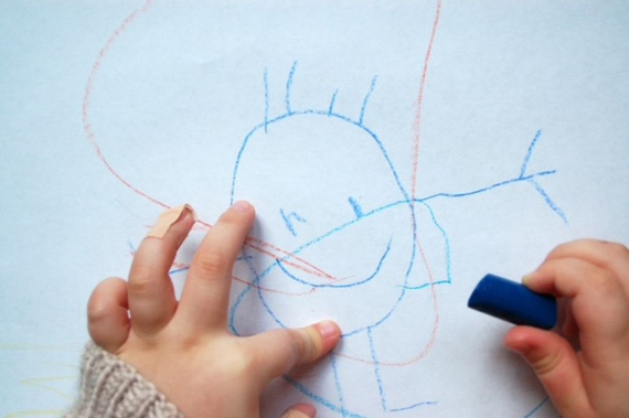 zeichnung eines Kindes mit einem blauen Menschlein