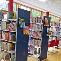 Die Bücherregale der Stadtbibliothek Traiskirchen.