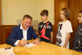 Volksschüler aus Möllersdorf mit Bgm. Andi Babler