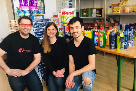 Claudia Fürst, Norbert Ciperle und Ali Rafiee im Sozialmarkt.