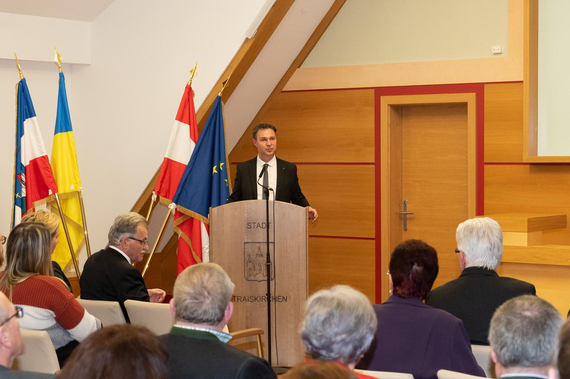 Der Bgm. Andreas Babler bei der feierlichen Überreichung von Ehrenzeichen im Rathaus.