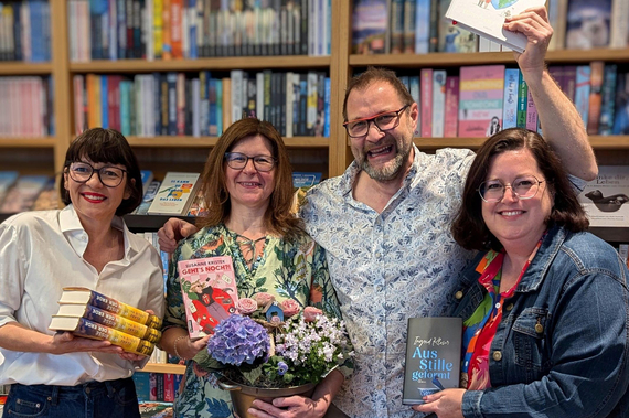 Bürgermeisterin Sabrina Divoky und Karin Blum, Stadträtin für Lese-Initiativen, Michaela Tinhof und Stefan Stöhr von „Stöhrs Lesefutter" © Stadtgemeinde Traiskirchen
