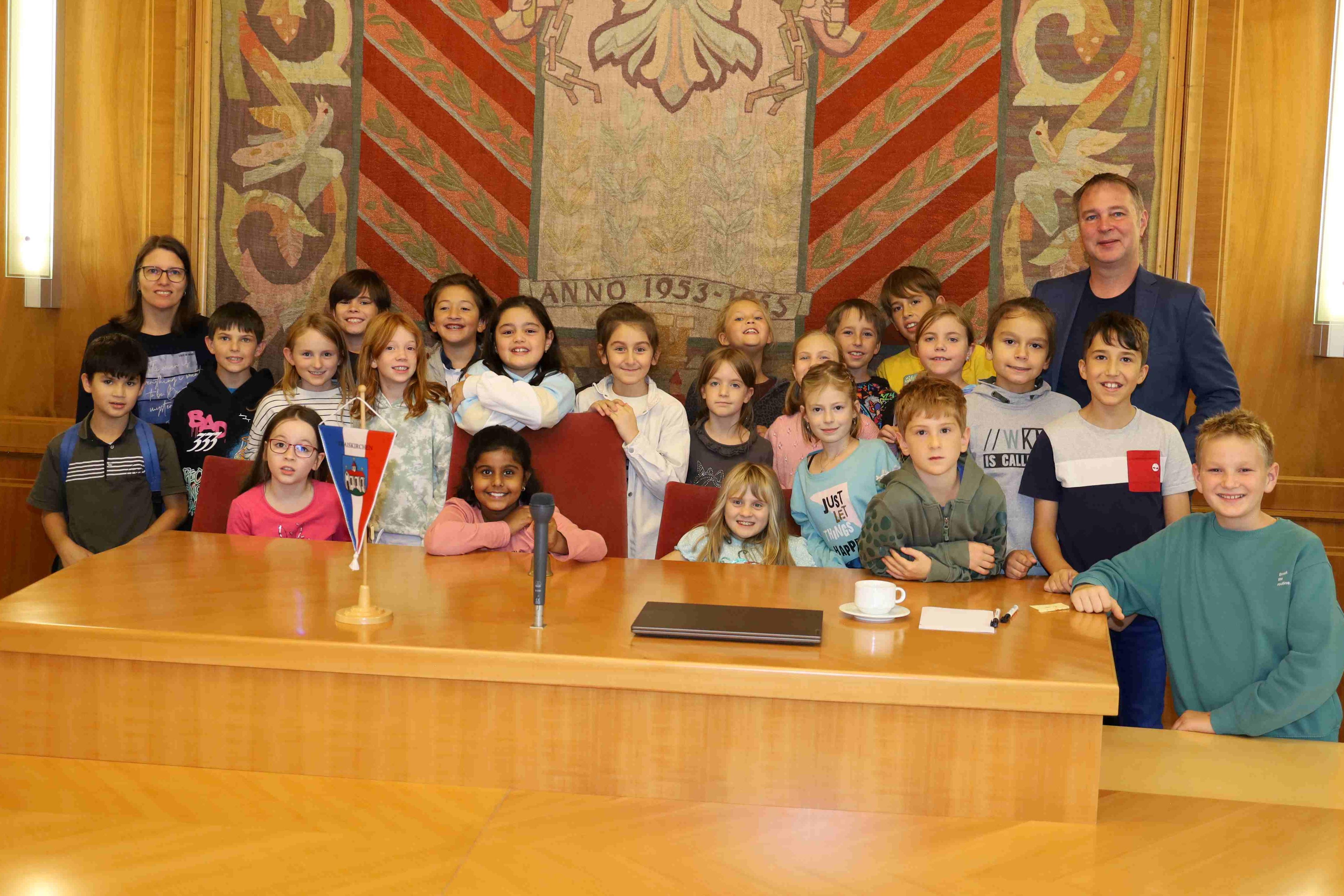 Traiskirchner Volksschulen zu Besuch im Rathaus
