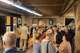 Viele Besucher:innen bewundern die Ausstellung