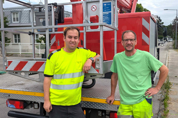 Die beiden Elektriker Lukas Stundner und Manuel Skudnigg