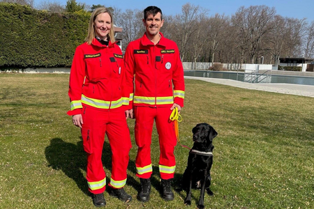Mitglieder der Rettungshundestaffel mit ihrem Hund