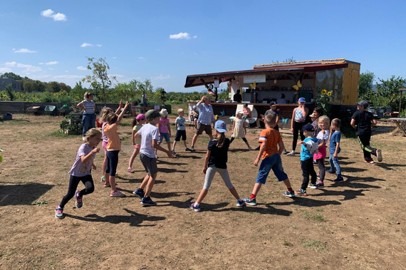Kinder tanzen im Kreis
