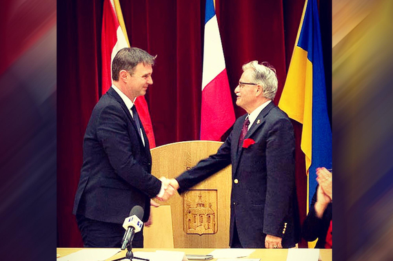 Bgm. Andreas Babler nimmt die Gratulation von Vizebgm. Franz Gartner entgegen.