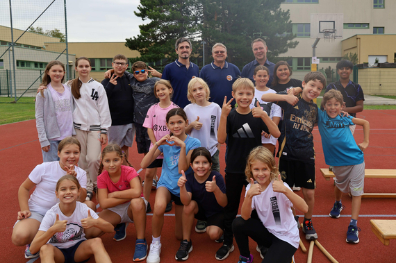 Bürgermeister Andreas Babler mit den Kindern der MS TRK