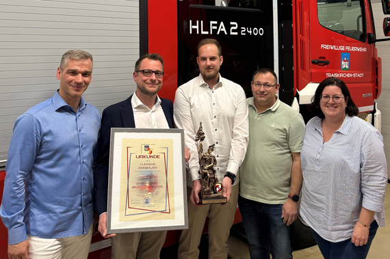 Zinnbauer erhält den ehrendienstgrad des ehrenoberbrandinspektors nach nur 21 Jahren bei der Feuerwehr