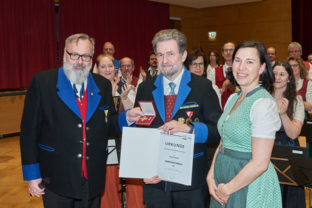 Walter Skoda beim Erhalt des Goldenen Verdienstkreuzes