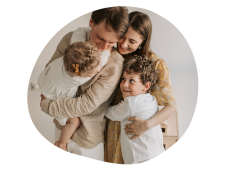 Eine Familie die sich umarmt