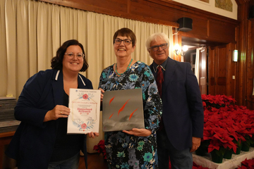 Elisabeth Drescher mit Bgm.in Sabrina Divoky und STR Franz J. Muttenthaler