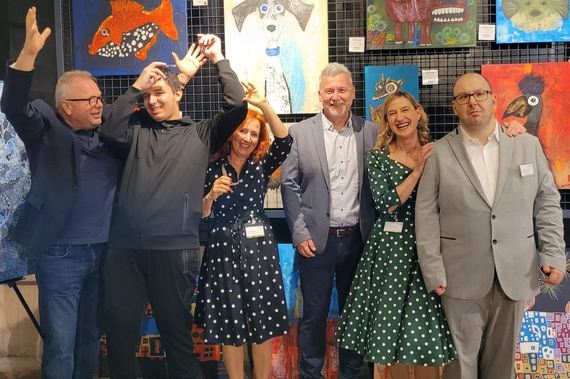 Gruppenfoto vor der Ausstellung