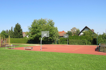 Der Sportplatz der Volksschule Tribuswinkel.