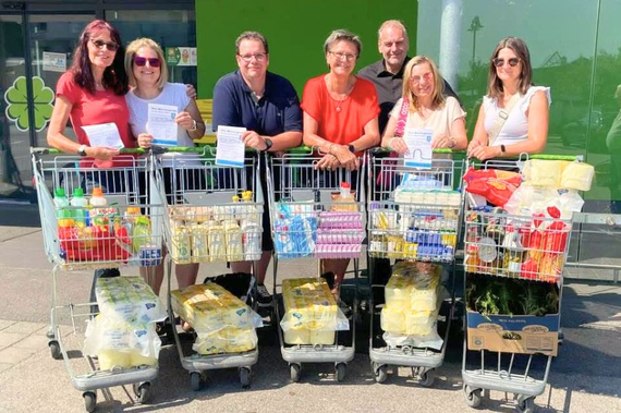 Freiwillige und Mitwirkende des "guten Ladens" mit Spenden vor dem Adeg in Trumau.