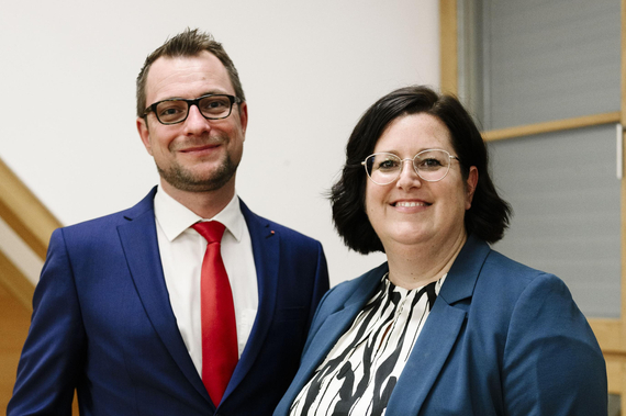 Die neu gewählte Stadtspitze: Vizebürgermeister Clemens Zinnbauer und Bürgermeisterin Sabrina Divoky © David Visnjic