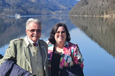 Gartner und Divoky vor dem wunderschönen Wasser