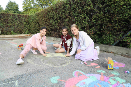 Volkschulkinder bemalen Straßen