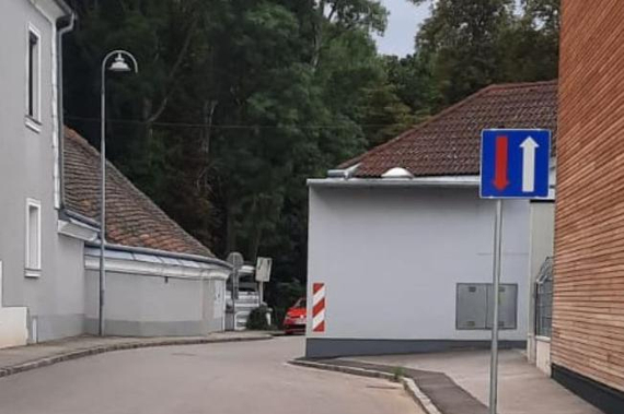 Bild der Straße mit Verkehrsschild