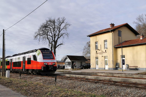 Ein Zug fährt in den Bahnhof Aspangbahn Traiskirchen.