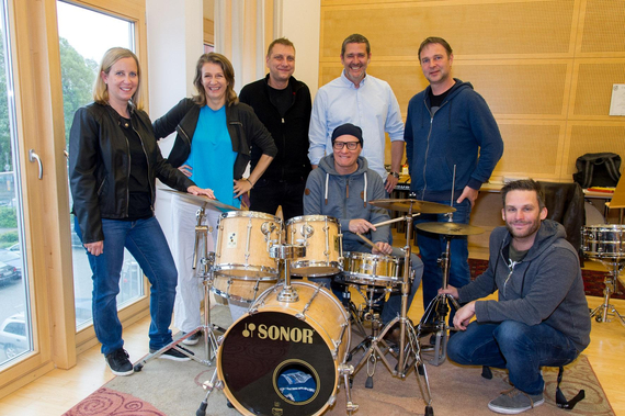 STR*in Sandra Akranidis-Knotzer, Birgit Denk und ihre Band-Mannen, als auch GR Markus Tod, Bgm. Andi Babler und Konzertorganisator Paul Schnecker.