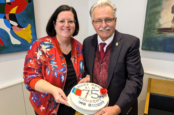 Divoky und Gartner halten gemeinsam ein Torte mit "75" darauf