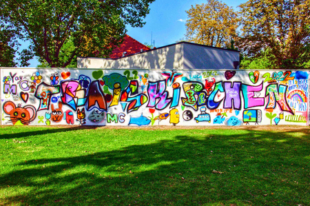 Die mit einem Traiskirchen-Graffiti besprühte Wand das aqua splash Traiskirchen