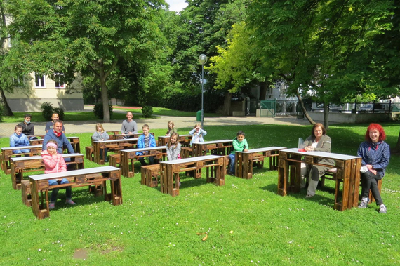 Schulklasse mit Lehrerinnen bei der ersten Freiluft-Klasse in Traiskirchen.