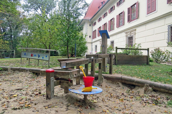 Kindergarten Tribuswinkel Schloss, Garten mit Sandkiste.