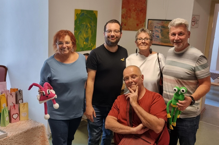 Kunstschaffende mit ihren Werken