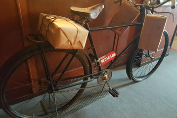 Ein gut erhaltenes Post-Fahrrad im Museum Traiskirchen.