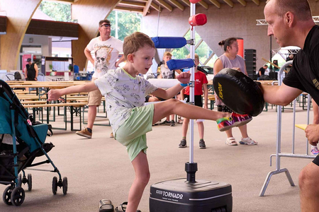 Kinder probieren die Basics von Taekwondo aus
