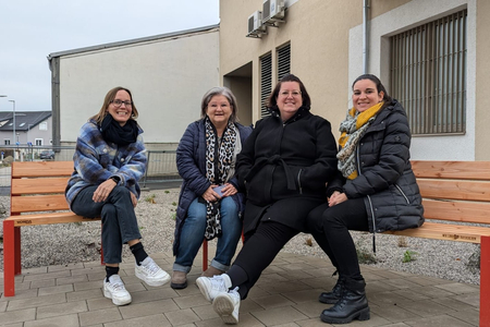 Gruppenfoto mit Bürgermeisterin Divoky auf den neuen Sitzgelegenheiten