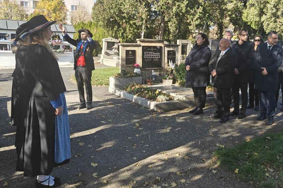 Gruppenfoto auf einem Friedhof