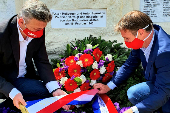 GR Robert Eichinger und Bgm. Andreas Babler bei der Kranzniederlegung.